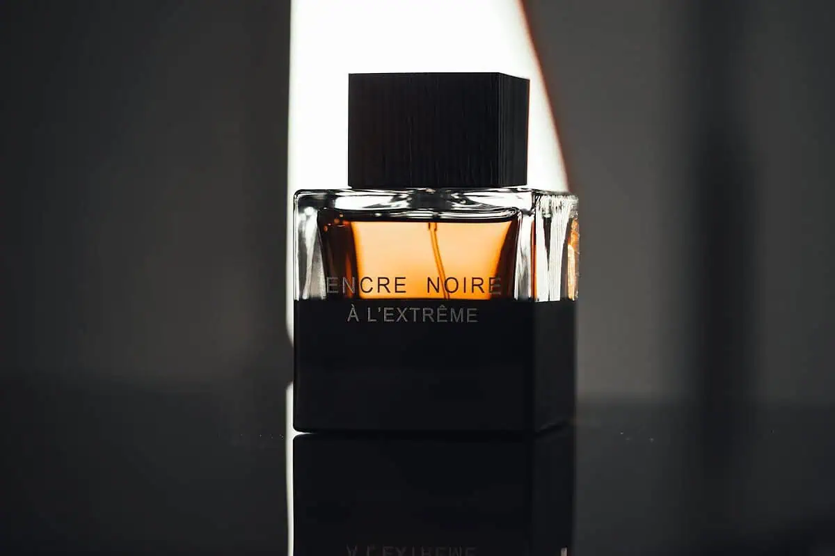 Próbki perfum męskich – jak testować zapachy przed zakupem pełnego flakonu?